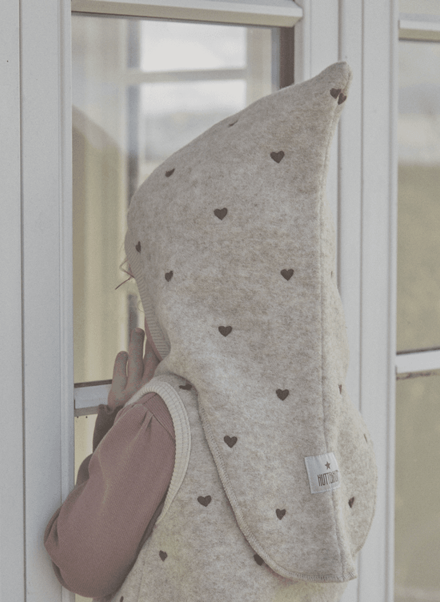 Huttelihut elefantlue broderte hjerter sand melange